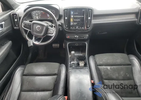 2020 Volvo Xc40 T5 R-Design z USA, uszkodzony, nr VIN YV4162UM5L2180951